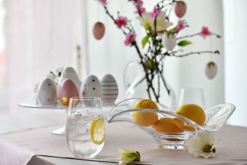 Prostota i ekstrawagancja w jednym, czyli szklana aranżacja stołu na Wielkanoc