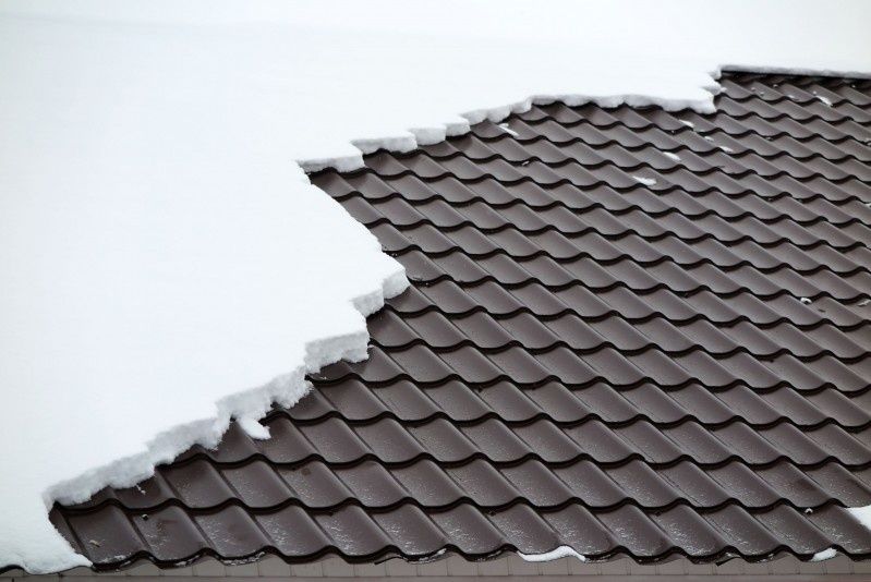 Jak zabezpieczyć dach przed zimą? Praktyczne porady dla właścicieli domów