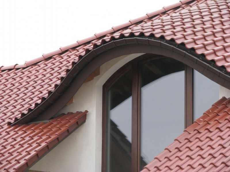 Montaż rynien na nietypowym dachu - jakie rozwiązanie wybrać