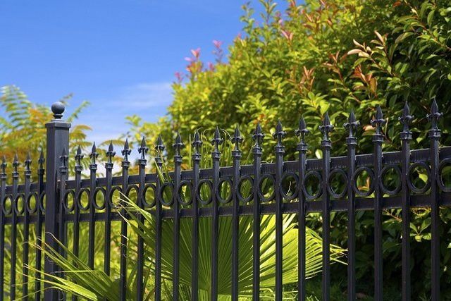 Przegląd ogrodu po zimie - drewniane i metalowe elementy wymagają renowacji