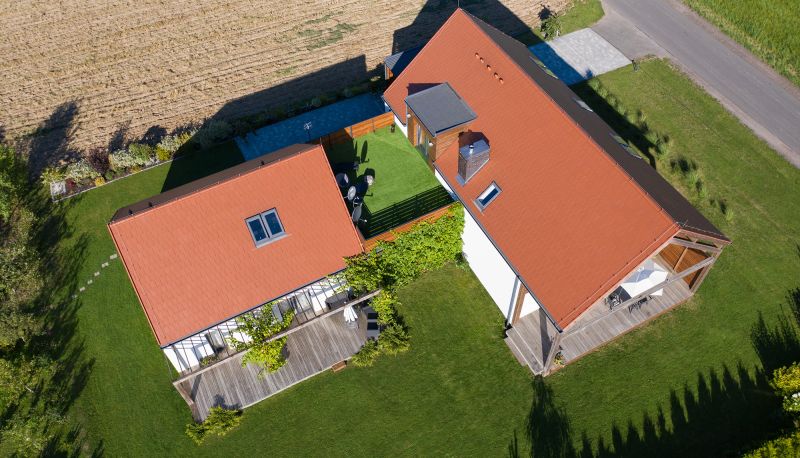Dachówka w czerwonym kolorze - sposób na ponadczasowy dach