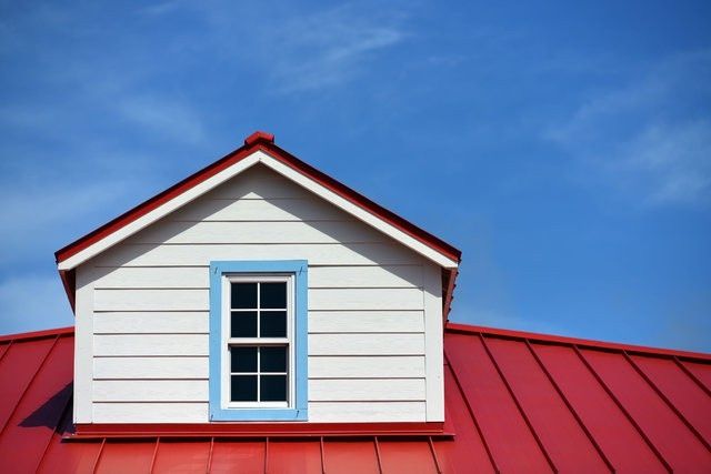 Sposób na elegancki dach -  malowanie metalowego dachu na wiosnę