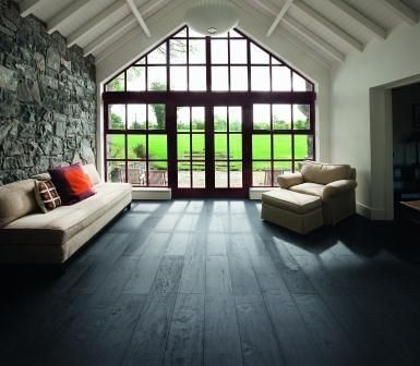 Wnętrza w stylu shabby chic - stylizowane podłogi drewniane marki Wicanders