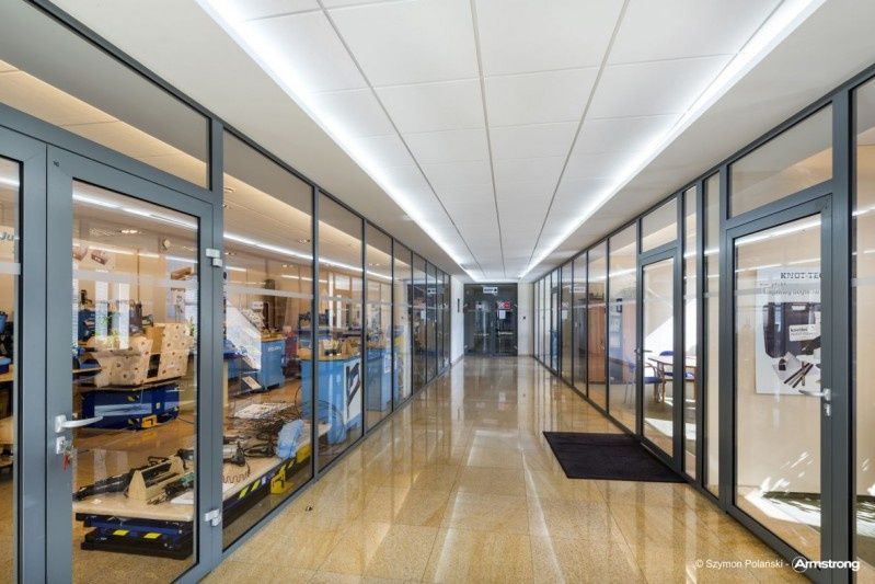  Harmonia estetyki  komfortu i funkcjonalności - sufit podwieszany w przestrzeni biurowej