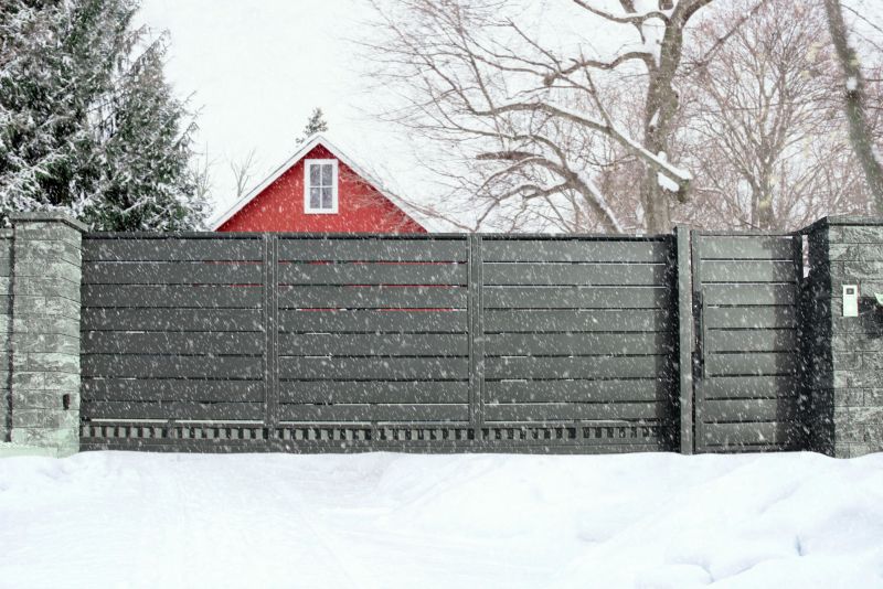 Ogrodzenie i brama dobrze przygotowane do zimy – o czym należy pamiętać