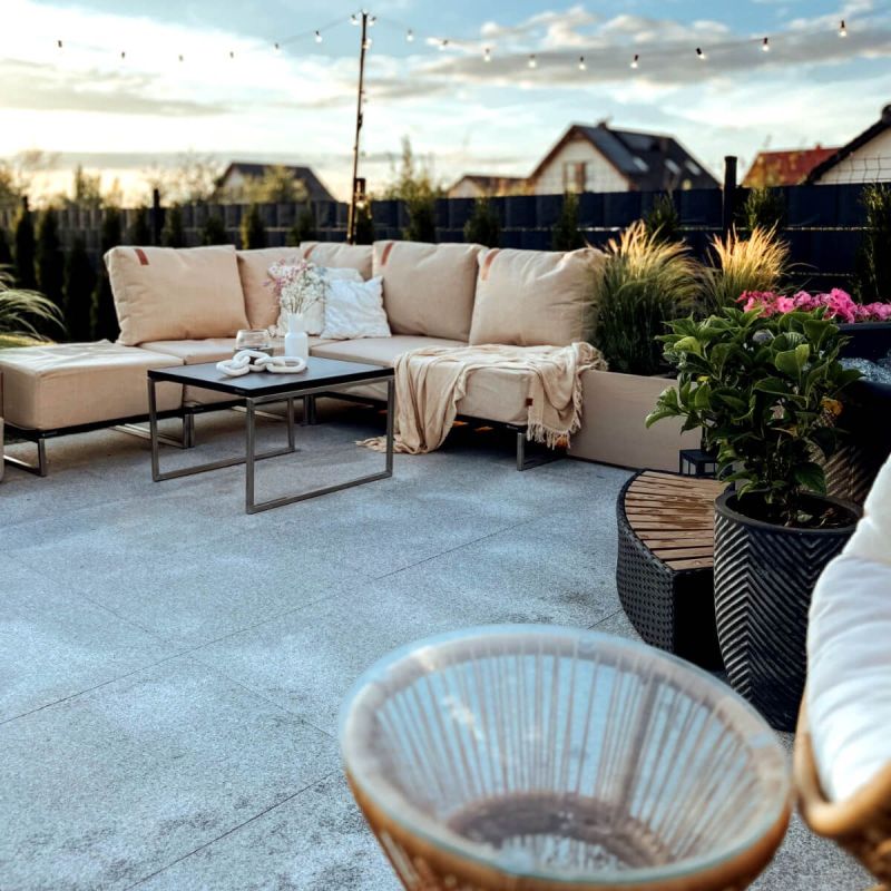 Granit na taras  – jak wybrać trwałe i estetyczne rozwiązanie?