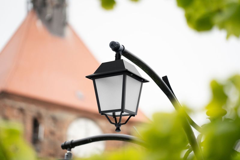 Constelia LED: linia stylizowanych opraw parkowo-miejskich od Lena Lighting, które dodają charakteru.