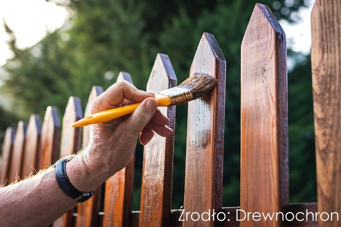 Jak odnowić drewno wokół domu?
