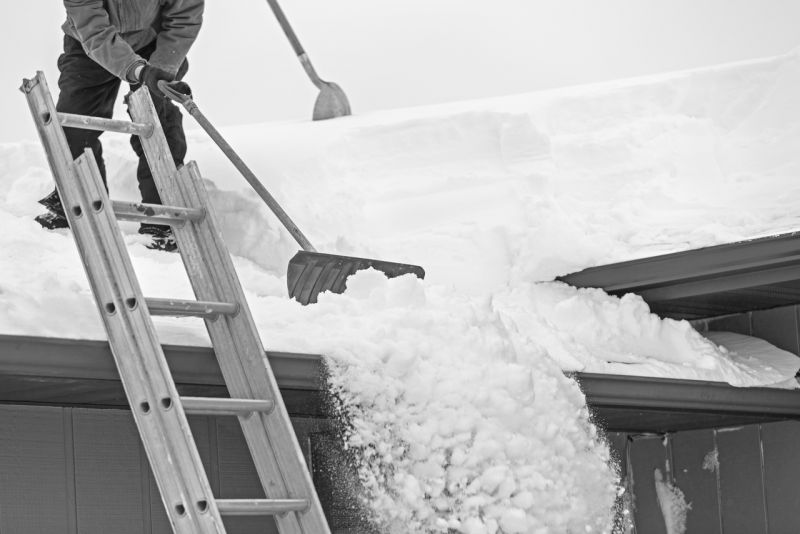 Bezpieczny dach zimą – dlaczego regularne usuwanie zalegającego śniegu jest takie ważne?