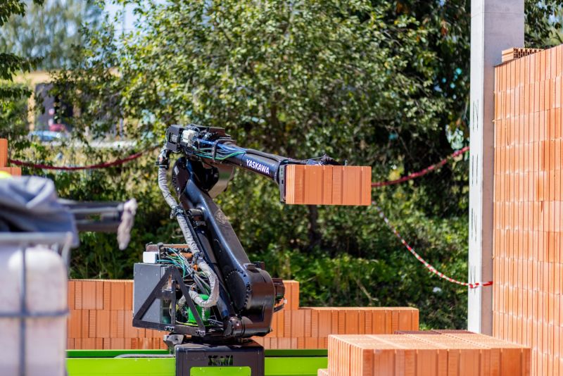 30 lat innowacji: wienerberger prezentuje pierwszego w Europie robota murującego