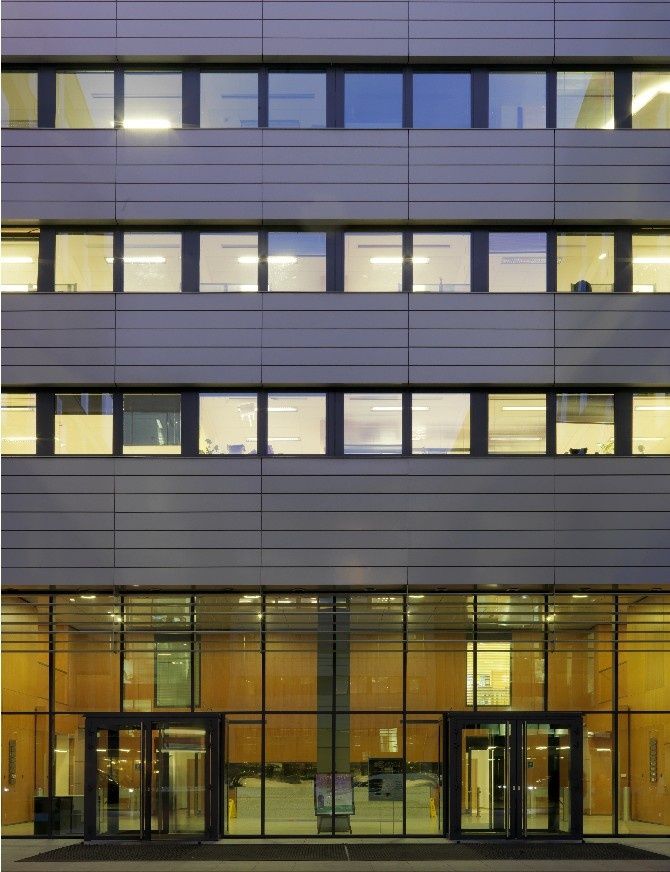 Sposób na ciszę - szklana ochrona akustyczna w nowoczesnych budynkach