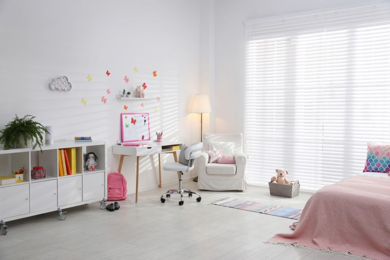 Krok w krok za dzieckiem – dekoracje okienne do pokoju dziecięcego