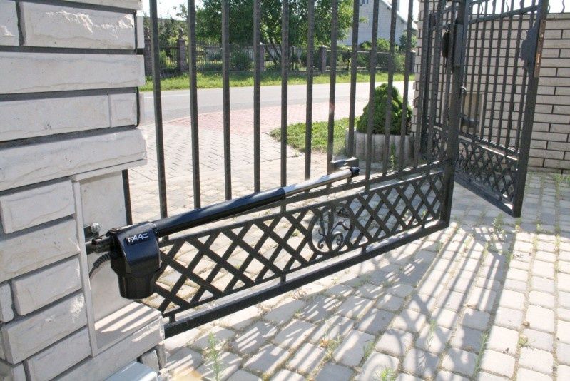 Montaż elektrycznej bramy garażowej: 7 grzechów głównych