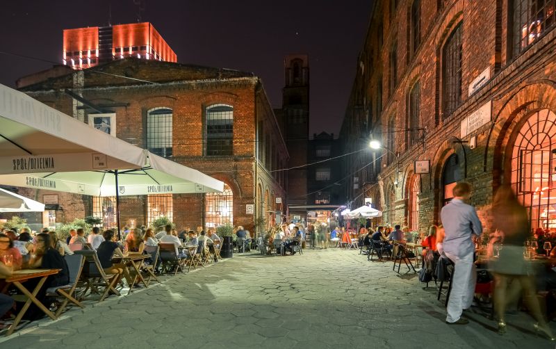 Dawniej hale produkcyjne, dziś miejsca spotkań – o społecznym znaczeniu postindustrialnych przestrzeni