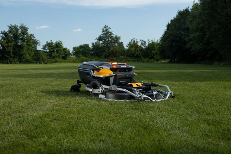 STIGA APX Pro - nowy profesjonalny robot do pracy, łączący automatyzację i sztuczną inteligencję