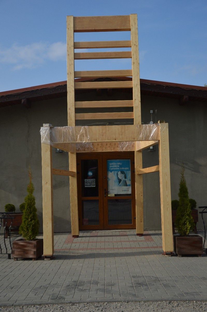 Gigantyczny Lorens - wizytówka elbląskiego zagłębia meblowego