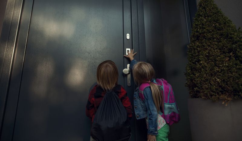 Powroty ze szkoły – co zamiast klucza? Nowoczesne rozwiązania do drzwi
