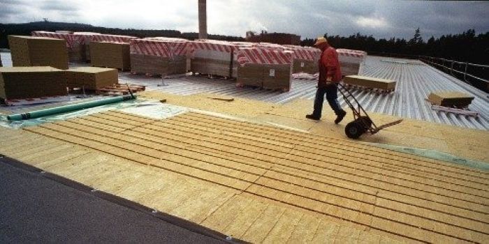 Wilgoć nie ma szans. Sekret bezpiecznego dachu płaskiego? PAROC Air!