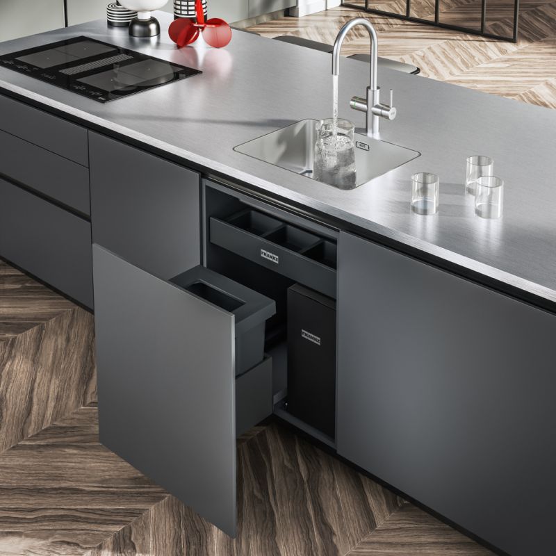 Nowoczesna i uporządkowana szafka pod zlewozmywakiem. Specjalny system sortowania odpadów do zabudowy z baterią Franke Mythos Water Hub