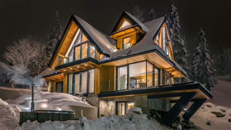 Zimowy komfort bez strat – jak połączenie nowoczesnych okien, drzwi i osłon chroni przed chłodem, obniżając rachunki