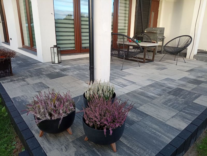 Cztery pokoje pod chmurką.  Jak spójnie zaprojektować strefę wejściową, podjazd, taras i ogród.