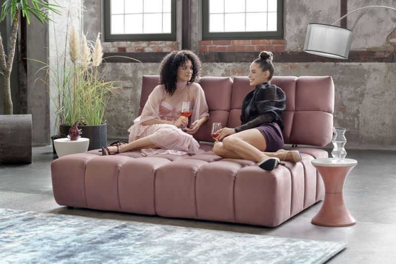 Salon nabiera kolorów - sposób na efektowną aranżację z sofami Bizzarto